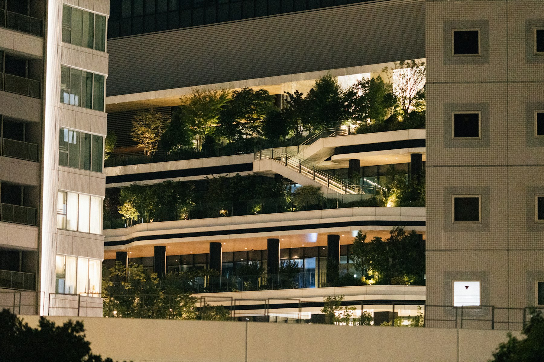 Facciata con illuminazione notturna